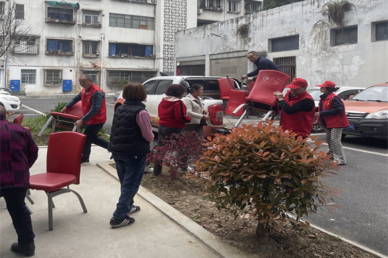 我為群眾辦實事||黨建引領送溫暖，愛心座椅進社區(qū)
